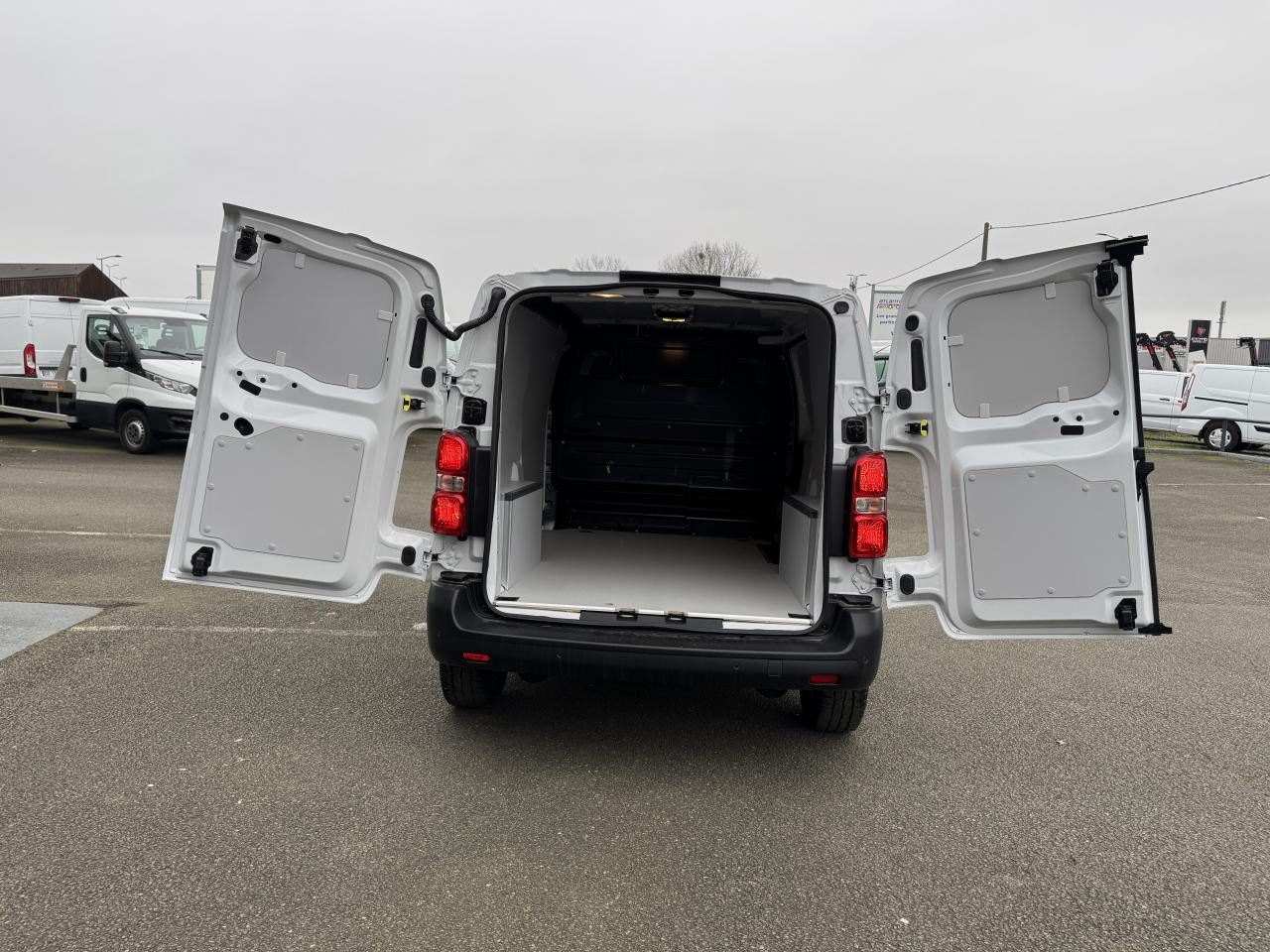 CITROEN Jumpy M 2.0 BlueHDi - 145 S&S - BV EAT8 III FOURGON . PHASE 2 - Furgão: foto 3 CITROEN Jumpy M 2.0 BlueHDi - 145 S&S - BV EAT8 III FOURGON . PHASE 2 - Furgão: foto 3