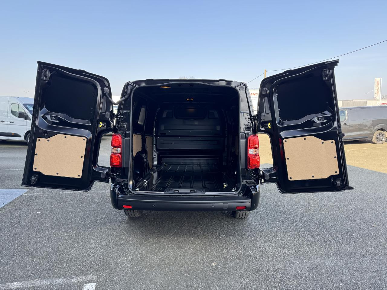 CITROEN Jumpy M 2.0 BlueHDi - 180 S&S - BV EAT8 III FOURGON . PHASE 2 - Furgão: foto 3 CITROEN Jumpy M 2.0 BlueHDi - 180 S&S - BV EAT8 III FOURGON . PHASE 2 - Furgão: foto 3