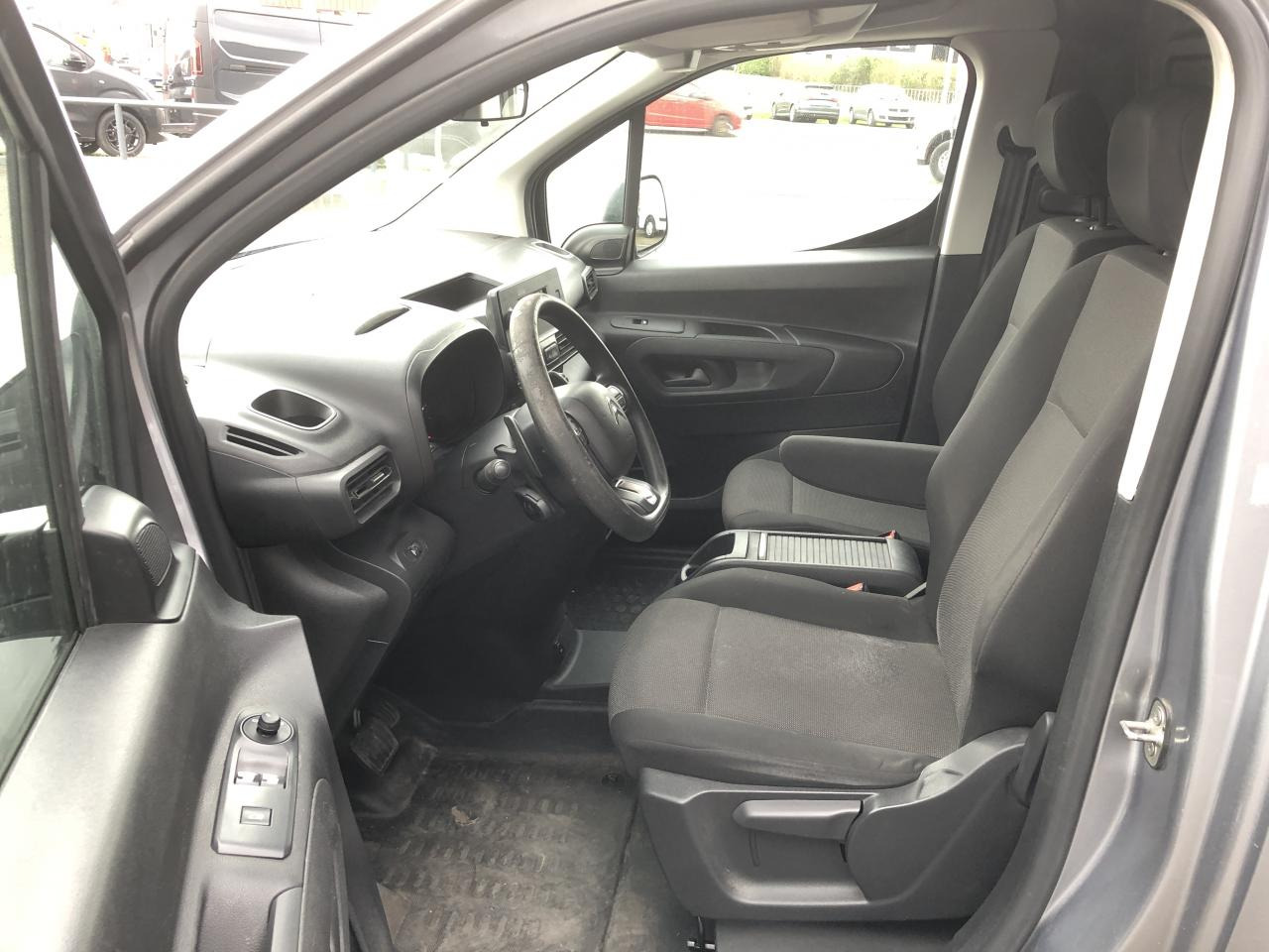 CITROEN berlingo M 1000KG BLUEHDI 130 S&S CLUB EAT8 - Furgão: foto 5 CITROEN berlingo M 1000KG BLUEHDI 130 S&S CLUB EAT8 - Furgão: foto 5