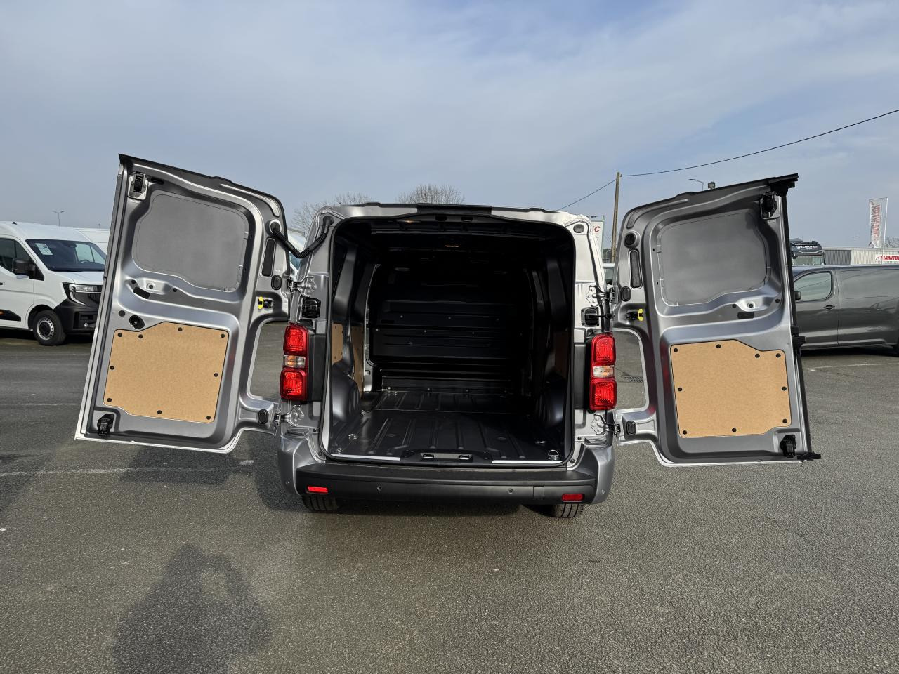 CITROEN jumpy 2 PLACES XL 2.0 BLUEHDI 180CH S&S PACK PREMIUM CONNECT EAT8 - Furgão: foto 2 CITROEN jumpy 2 PLACES XL 2.0 BLUEHDI 180CH S&S PACK PREMIUM CONNECT EAT8 - Furgão: foto 2