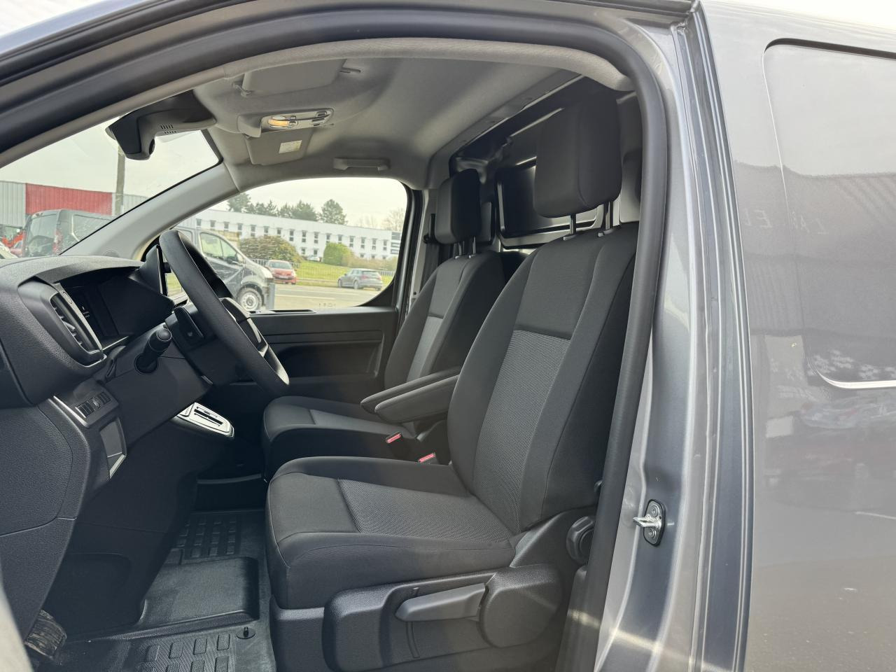 Citroen Jumpy 2 PLACES XL 2.0 BLUEHDI 180CH S&S PACK PREMIUM CONNECT EAT8 - Furgão: foto 4 Citroen Jumpy 2 PLACES XL 2.0 BLUEHDI 180CH S&S PACK PREMIUM CONNECT EAT8 - Furgão: foto 4