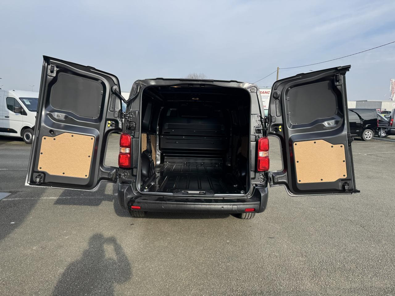 Citroen Jumpy 2 PLACES XL 2.0 BLUEHDI 180CH S&S PACK PREMIUM CONNECT EAT8 - Furgão: foto 2 Citroen Jumpy 2 PLACES XL 2.0 BLUEHDI 180CH S&S PACK PREMIUM CONNECT EAT8 - Furgão: foto 2