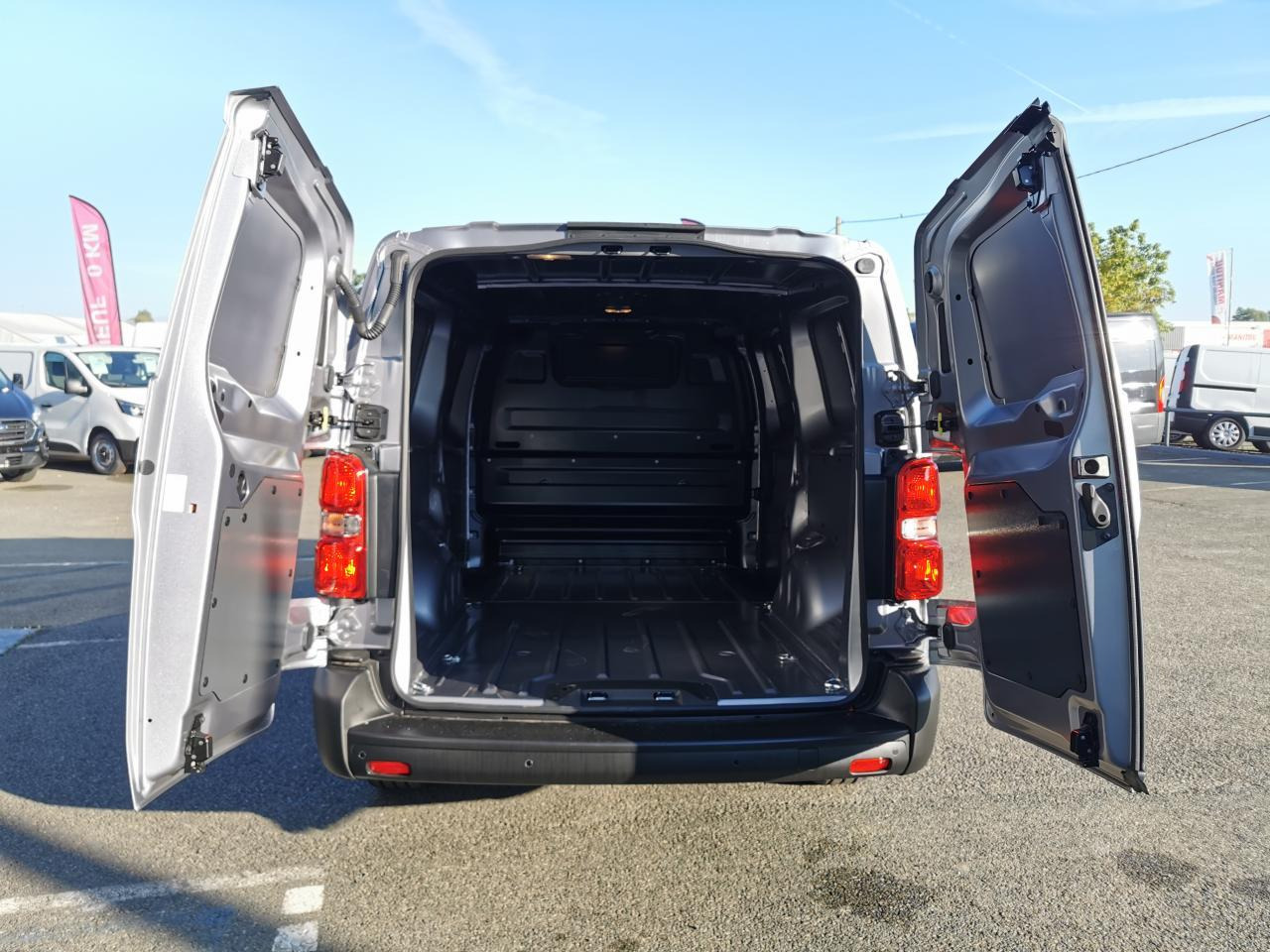 Fiat Scudo XL 2.0 BlueHDi - 145 III 2022 FOURGON Fourgon XL PHASE 1 - Furgão: foto 3 Fiat Scudo XL 2.0 BlueHDi - 145 III 2022 FOURGON Fourgon XL PHASE 1 - Furgão: foto 3