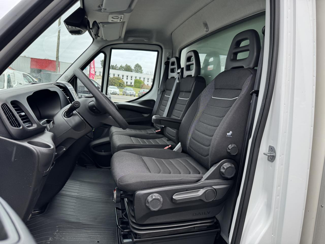 IVECO Daily 35 C 16H3.0 - BV Hi-Matic CHASSIS CABINE CAISSE 20M3 + HAYON - Carrinha de contentor: foto 4 IVECO Daily 35 C 16H3.0 - BV Hi-Matic CHASSIS CABINE CAISSE 20M3 + HAYON - Carrinha de contentor: foto 4