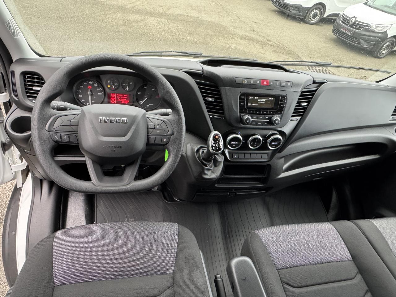 IVECO Daily 35 C 16H3.0 - BV Hi-Matic CHASSIS CABINE CAISSE 20M3 + HAYON - Carrinha de contentor: foto 3 IVECO Daily 35 C 16H3.0 - BV Hi-Matic CHASSIS CABINE CAISSE 20M3 + HAYON - Carrinha de contentor: foto 3