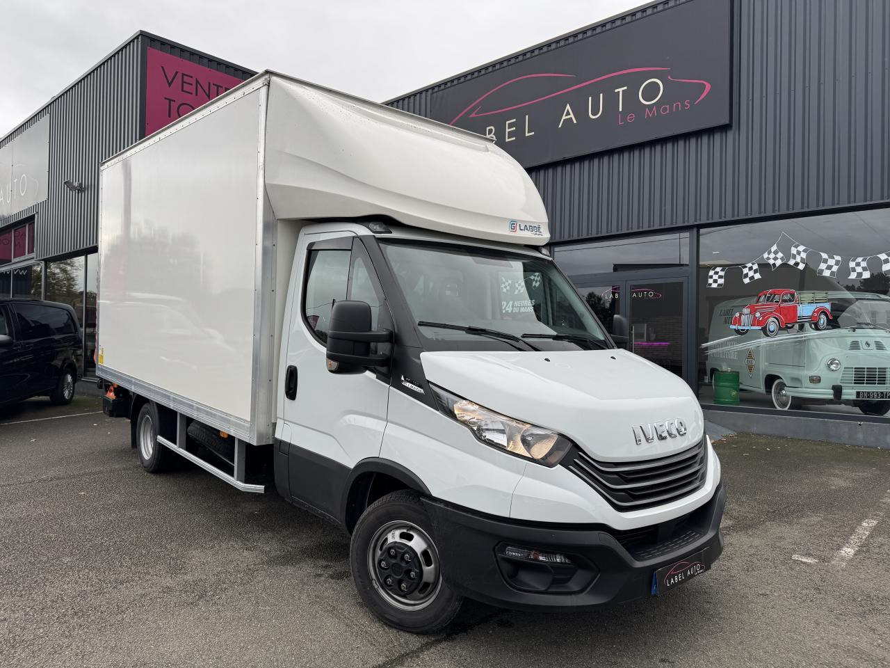 IVECO Daily 35 C 16H3.0 - BV Hi-Matic CHASSIS CABINE CAISSE 20M3 + HAYON - Carrinha de contentor: foto 2 IVECO Daily 35 C 16H3.0 - BV Hi-Matic CHASSIS CABINE CAISSE 20M3 + HAYON - Carrinha de contentor: foto 2