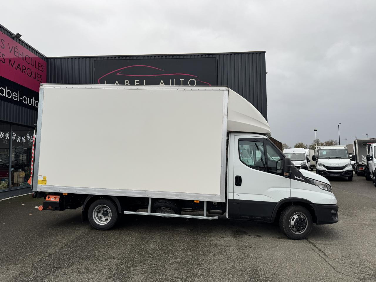 IVECO Daily 35 C 16H3.0 - BV Hi-Matic CHASSIS CABINE CAISSE 20M3 + HAYON - Carrinha de contentor: foto 1 IVECO Daily 35 C 16H3.0 - BV Hi-Matic CHASSIS CABINE CAISSE 20M3 + HAYON - Carrinha de contentor: foto 1