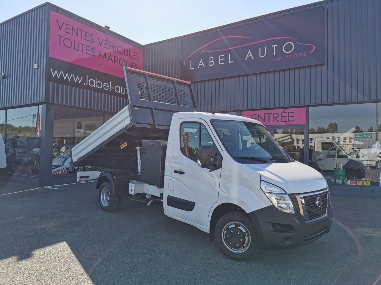 NISSAN Interstar Acenta 3.5t L3H1 2.3 dCi TT 165 - S/S II 2021 TRANSPORTS SPECIFIQUES Benne Scattolini + c - Carrinha basculante: foto 3 NISSAN Interstar Acenta 3.5t L3H1 2.3 dCi TT 165 - S/S II 2021 TRANSPORTS SPECIFIQUES Benne Scattolini + c - Carrinha basculante: foto 3