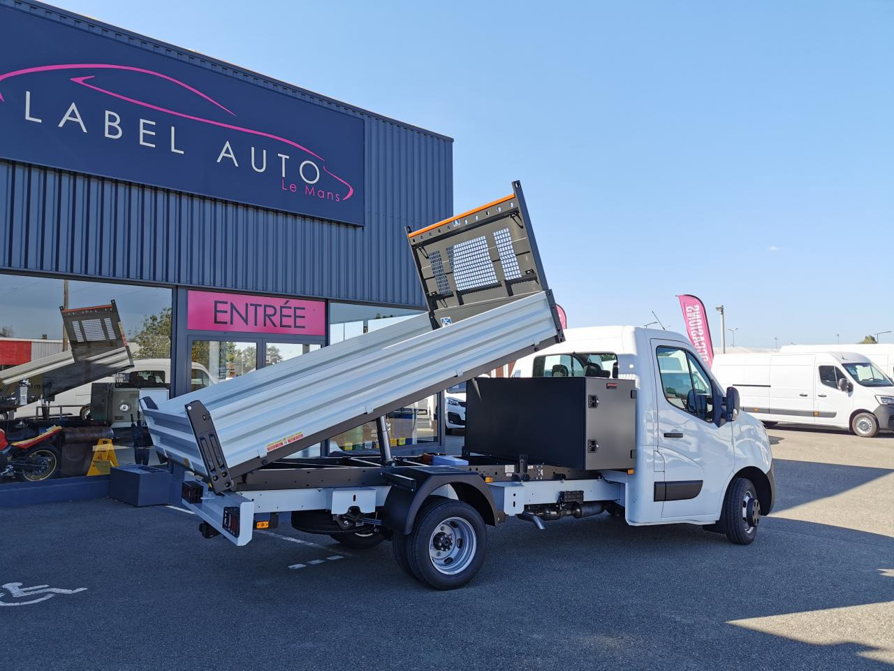 NISSAN Interstar Acenta 3.5t L3H1 2.3 dCi TT 165 - S/S II 2021 TRANSPORTS SPECIFIQUES Benne Scattolini + c - Carrinha basculante: foto 1 NISSAN Interstar Acenta 3.5t L3H1 2.3 dCi TT 165 - S/S II 2021 TRANSPORTS SPECIFIQUES Benne Scattolini + c - Carrinha basculante: foto 1