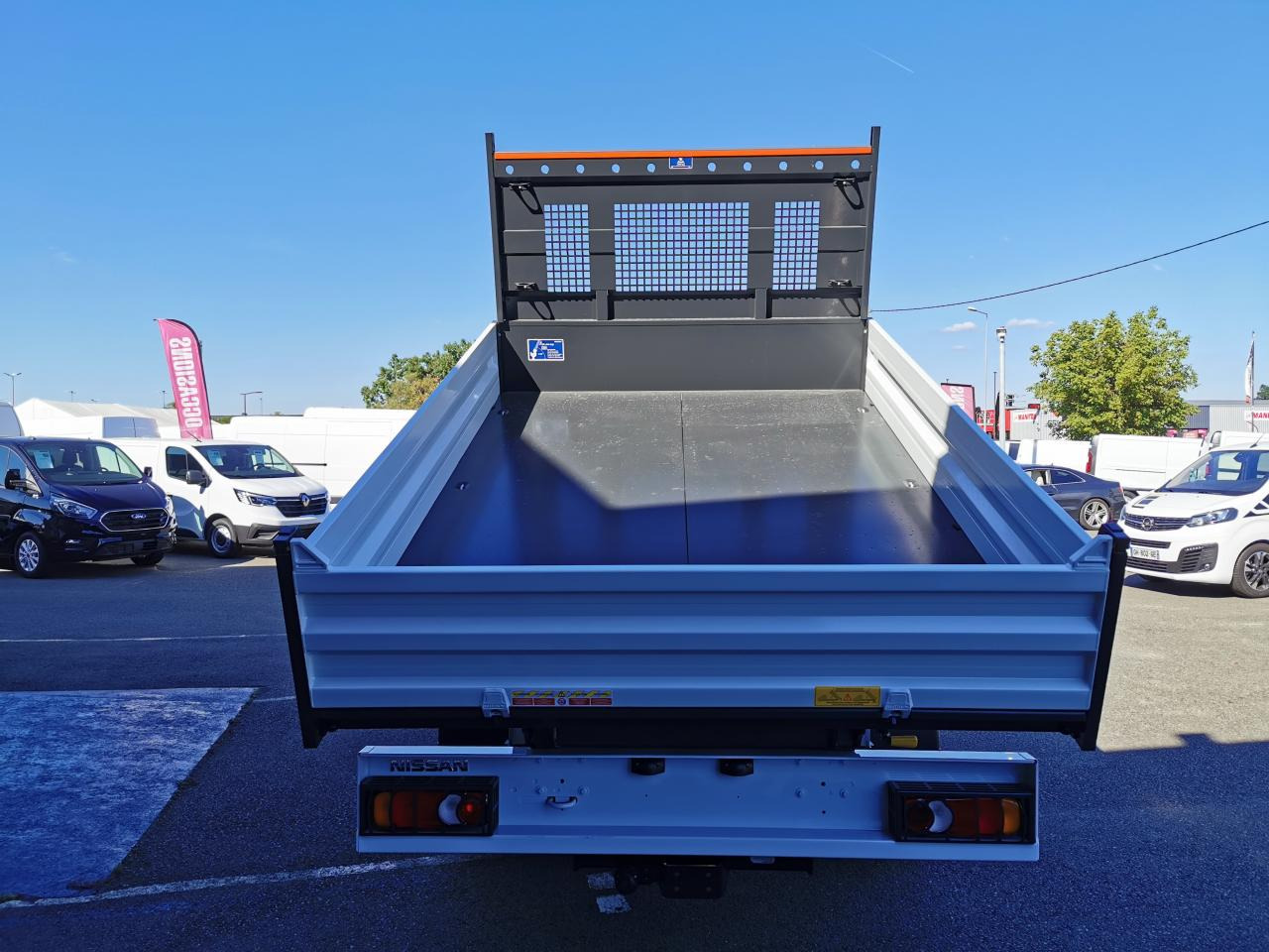 NISSAN Interstar Acenta 3.5t L3H1 2.3 dCi TT 165 - S/S II 2021 TRANSPORTS SPECIFIQUES Benne Scattolini + c - Carrinha basculante: foto 4 NISSAN Interstar Acenta 3.5t L3H1 2.3 dCi TT 165 - S/S II 2021 TRANSPORTS SPECIFIQUES Benne Scattolini + c - Carrinha basculante: foto 4