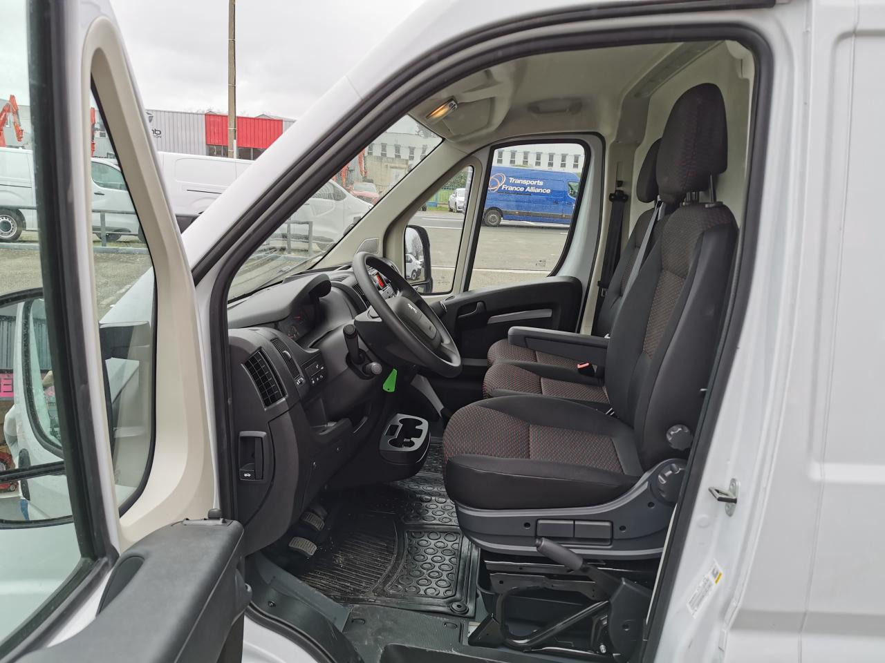 PEUGEOT Boxer 3.5t L2H2 2.2 HDi S&S Maxi - 140 III FOURGON TOLE Fourgon Tolé 435 L2H2 PHASE 3 - Furgão: foto 4 PEUGEOT Boxer 3.5t L2H2 2.2 HDi S&S Maxi - 140 III FOURGON TOLE Fourgon Tolé 435 L2H2 PHASE 3 - Furgão: foto 4