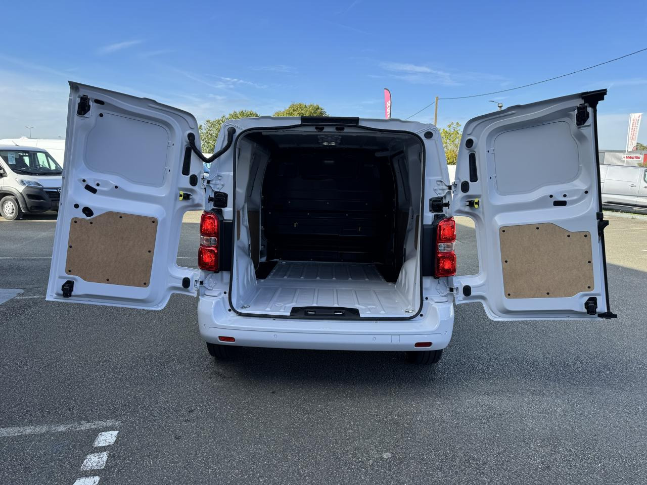 PEUGEOT Expert M 2.0 BlueHDi - 145 S&S - BV EAT8 III FOURGON Fourgon PHASE 2 - Furgão: foto 3 PEUGEOT Expert M 2.0 BlueHDi - 145 S&S - BV EAT8 III FOURGON Fourgon PHASE 2 - Furgão: foto 3