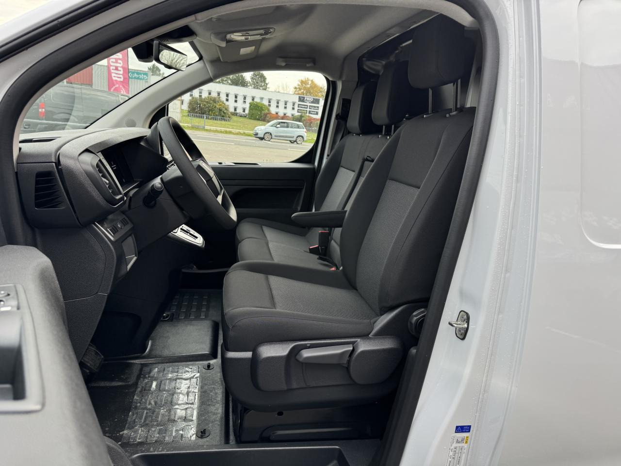 PEUGEOT Expert M 2.0 BlueHDi - 145 S&S - BV EAT8 III FOURGON Fourgon PHASE 2 - Furgão: foto 5 PEUGEOT Expert M 2.0 BlueHDi - 145 S&S - BV EAT8 III FOURGON Fourgon PHASE 2 - Furgão: foto 5