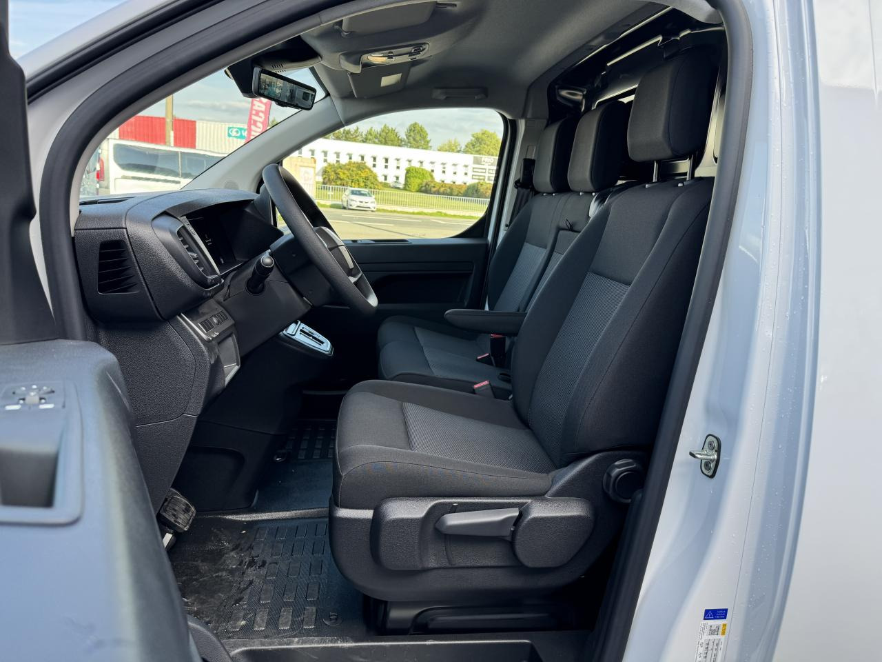 PEUGEOT Expert M 2.0 BlueHDi - 145 S&S - BV EAT8 III FOURGON Fourgon PHASE 2 - Furgão: foto 5 PEUGEOT Expert M 2.0 BlueHDi - 145 S&S - BV EAT8 III FOURGON Fourgon PHASE 2 - Furgão: foto 5