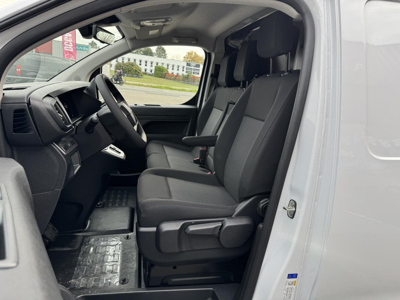 PEUGEOT Expert M 2.0 BlueHDi - 180 S&S - BV EAT8 III FOURGON Fourgon PHASE 2 - Furgão: foto 5 PEUGEOT Expert M 2.0 BlueHDi - 180 S&S - BV EAT8 III FOURGON Fourgon PHASE 2 - Furgão: foto 5