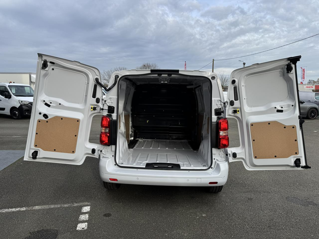 PEUGEOT Expert M 2.0 BlueHDi - 180 S&S - BV EAT8 III FOURGON Fourgon PHASE 2 - Furgão: foto 3 PEUGEOT Expert M 2.0 BlueHDi - 180 S&S - BV EAT8 III FOURGON Fourgon PHASE 2 - Furgão: foto 3