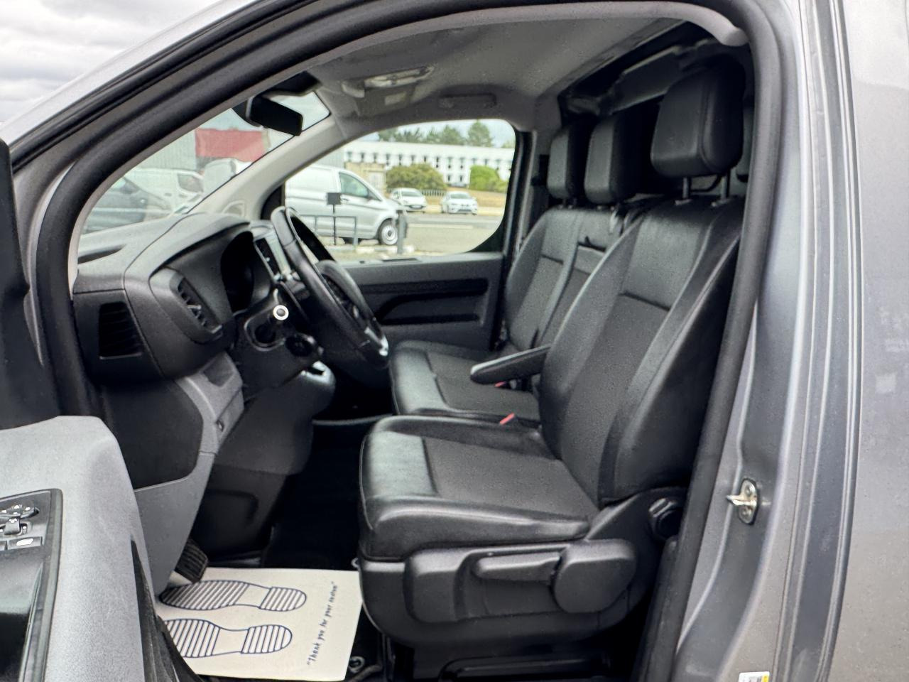 PEUGEOT Expert Standard 2.0 BlueHDI -180CH EAT8 ASPHALT - Furgão: foto 4 PEUGEOT Expert Standard 2.0 BlueHDI -180CH EAT8 ASPHALT - Furgão: foto 4