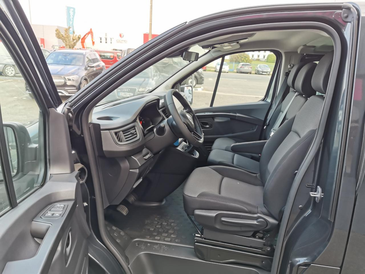 RENAULT Trafic L2 2.0 Energy dCi - 150 - S&S - BVA - 25 III COMBI Combi Grand Evolution L2H1 PHASE 3 - Furgão de passageiros: foto 4 RENAULT Trafic L2 2.0 Energy dCi - 150 - S&S - BVA - 25 III COMBI Combi Grand Evolution L2H1 PHASE 3 - Furgão de passageiros: foto 4