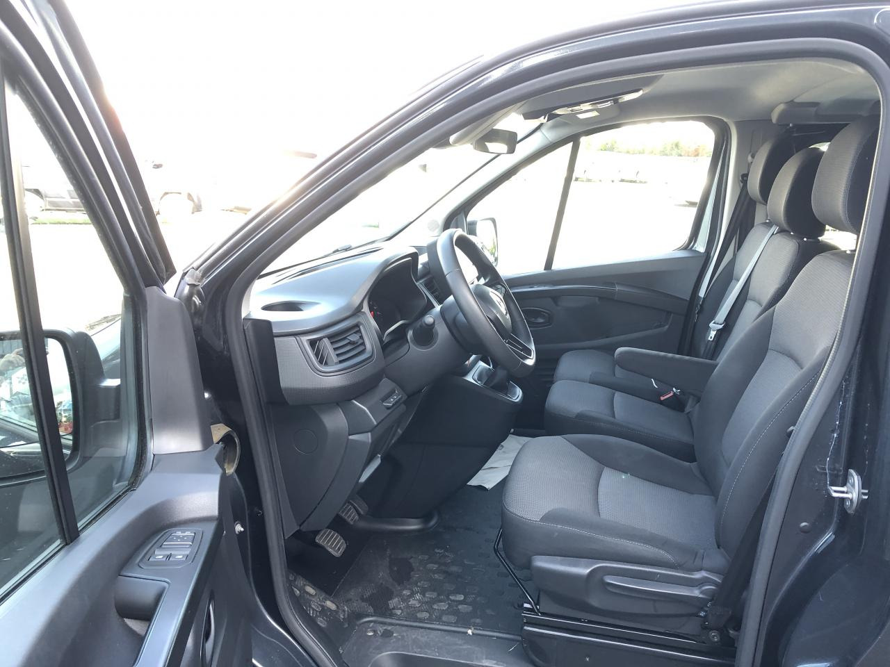 RENAULT Trafic L2 2.0 Energy dCi - 150 - S&S III COMBI Combi Zen L2H1 PHASE 3 - Furgão de passageiros: foto 4 RENAULT Trafic L2 2.0 Energy dCi - 150 - S&S III COMBI Combi Zen L2H1 PHASE 3 - Furgão de passageiros: foto 4