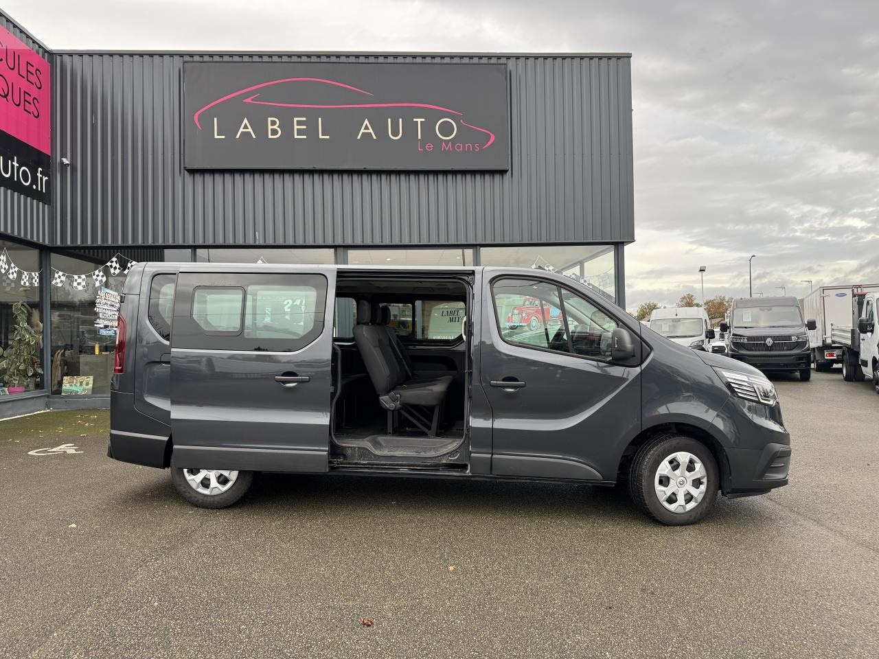 RENAULT Trafic L2 2.0 Energy dCi - 150 - S&S III COMBI Combi Zen L2H1 PHASE 3 - Furgão de passageiros: foto 1 RENAULT Trafic L2 2.0 Energy dCi - 150 - S&S III COMBI Combi Zen L2H1 PHASE 3 - Furgão de passageiros: foto 1