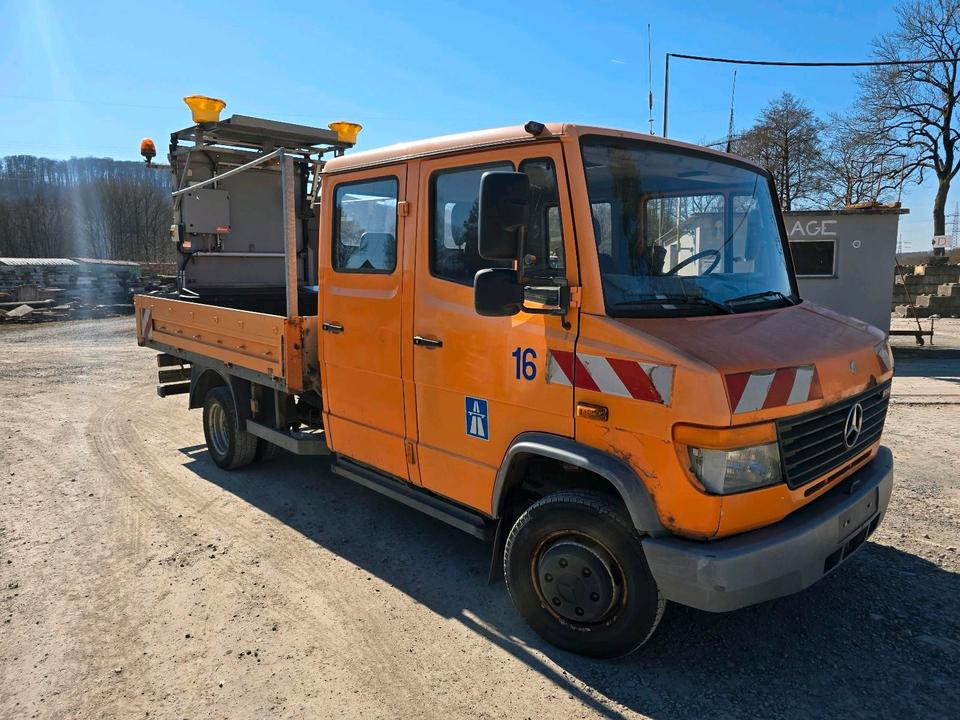 Mercedes-Benz Vario 614D Pritsche Doka 2002 Nissen VLT Verkehrsleittafel Absperrtafel LKW Vorwarntafel - Carrinha de caixa aberta, Carrinha cabine dupla: foto 2 Mercedes-Benz Vario 614D Pritsche Doka 2002 Nissen VLT Verkehrsleittafel Absperrtafel LKW Vorwarntafel - Carrinha de caixa aberta, Carrinha cabine dupla: foto 2