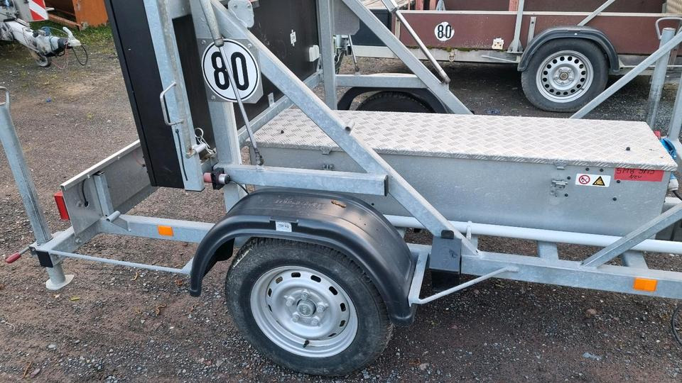 Reboque Neuwertige Nissen LED VLT Verkehrsleittafel Verkehrsleitanhänger Verkehrssicherungsanhänger Leitanhänger Leittafel Absperrtafel FAT Verkehrssicherung GPS: foto 12