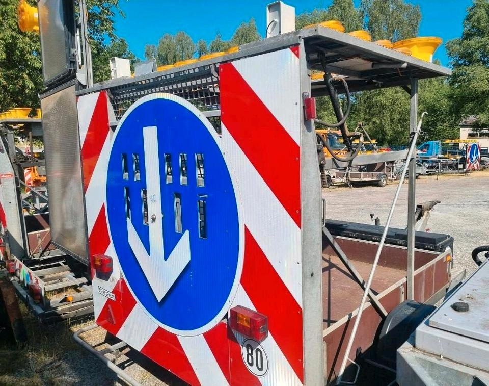 Nissen Absperrtafel VZ616 Verkehrssicherung Verkehrsleittafel Verkehrsleitanhänger Verkehrssicherungsanhänger AMD B3 Funkwarnmeldeanlage Trebbiner Mersch Autobahn - Reboque: foto 3 Nissen Absperrtafel VZ616 Verkehrssicherung Verkehrsleittafel Verkehrsleitanhänger Verkehrssicherungsanhänger AMD B3 Funkwarnmeldeanlage Trebbiner Mersch Autobahn - Reboque: foto 3