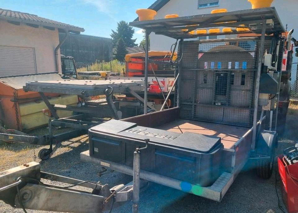 Nissen Absperrtafel VZ616 Verkehrssicherung Verkehrsleittafel Verkehrsleitanhänger Verkehrssicherungsanhänger AMD B3 Funkwarnmeldeanlage Trebbiner Mersch Autobahn - Reboque: foto 2 Nissen Absperrtafel VZ616 Verkehrssicherung Verkehrsleittafel Verkehrsleitanhänger Verkehrssicherungsanhänger AMD B3 Funkwarnmeldeanlage Trebbiner Mersch Autobahn - Reboque: foto 2