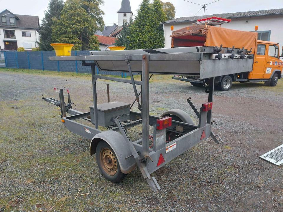 Nissen Verkehrsleittafel Verkehrsleitanhänger Verkehrssicherung - Reboque: foto 3 Nissen Verkehrsleittafel Verkehrsleitanhänger Verkehrssicherung - Reboque: foto 3