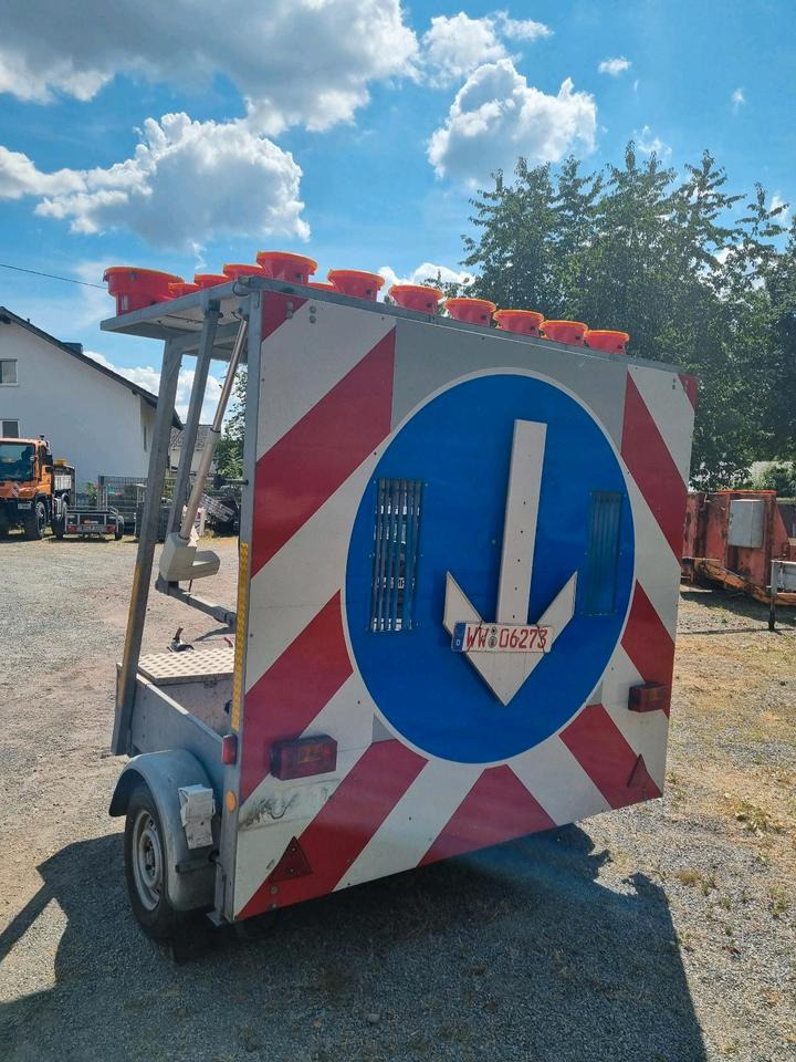 Trebbiner Absperrtafel VZ 616 Horizont Sperrwand Verkehrsleittafel Verkehrsleitanhänger Verkehrssicherungsanhänger Warntafel Verkehrssicherung Baustelle - Reboque: foto 4 Trebbiner Absperrtafel VZ 616 Horizont Sperrwand Verkehrsleittafel Verkehrsleitanhänger Verkehrssicherungsanhänger Warntafel Verkehrssicherung Baustelle - Reboque: foto 4