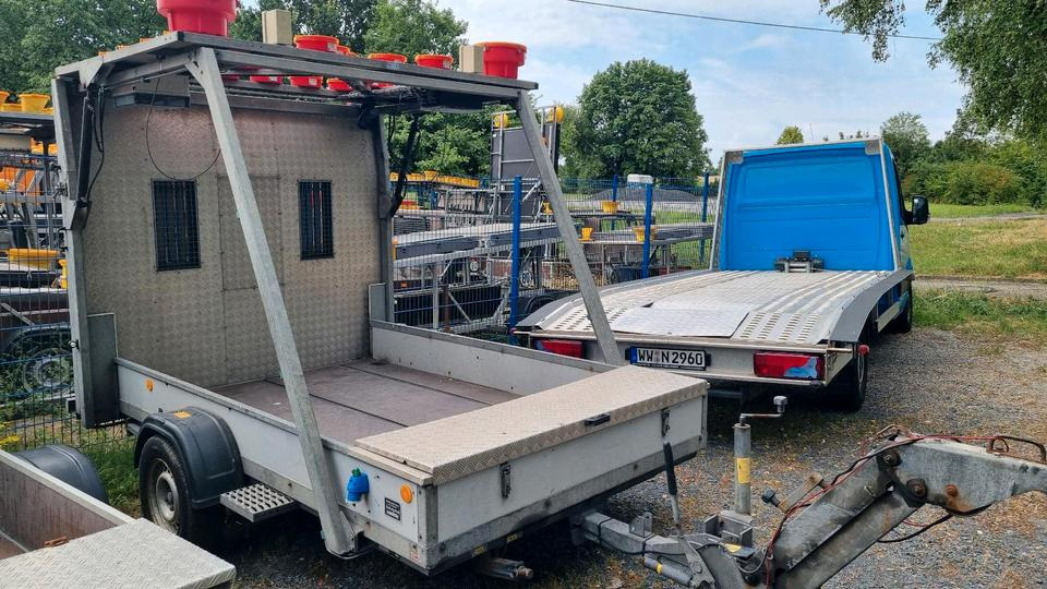 Trebbiner Absperrtafel VZ616 LED Funkwarnmeldeanlage Absperrtafel Sperrwand Verkehrsleittafel Verkehrsleitanhänger Verkehrssicherungsanhänger Leitanhänger Leittafel Verkehrssicherung Nissen Horizont - Reboque: foto 2 Trebbiner Absperrtafel VZ616 LED Funkwarnmeldeanlage Absperrtafel Sperrwand Verkehrsleittafel Verkehrsleitanhänger Verkehrssicherungsanhänger Leitanhänger Leittafel Verkehrssicherung Nissen Horizont - Reboque: foto 2