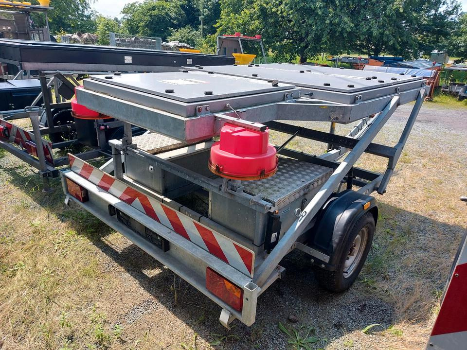 Trebbiner Horizont VWT E VLT Verkehrsleittafel Leittafel Sicherungsanhänger Verkehrsleitanhänger Verkehrssicherungsanhänger Absperrtafel Sperrwand Nissen Verkehrssicherung Vorwarner Vorwarntafel - Reboque: foto 3 Trebbiner Horizont VWT E VLT Verkehrsleittafel Leittafel Sicherungsanhänger Verkehrsleitanhänger Verkehrssicherungsanhänger Absperrtafel Sperrwand Nissen Verkehrssicherung Vorwarner Vorwarntafel - Reboque: foto 3