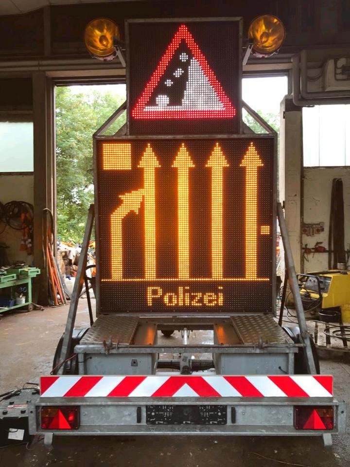 Trebbiner Horizont VWT E VLT Verkehrsleittafel Leittafel Sicherungsanhänger Verkehrsleitanhänger Verkehrssicherungsanhänger Absperrtafel Sperrwand Nissen Verkehrssicherung Vorwarner Vorwarntafel - Reboque: foto 5 Trebbiner Horizont VWT E VLT Verkehrsleittafel Leittafel Sicherungsanhänger Verkehrsleitanhänger Verkehrssicherungsanhänger Absperrtafel Sperrwand Nissen Verkehrssicherung Vorwarner Vorwarntafel - Reboque: foto 5