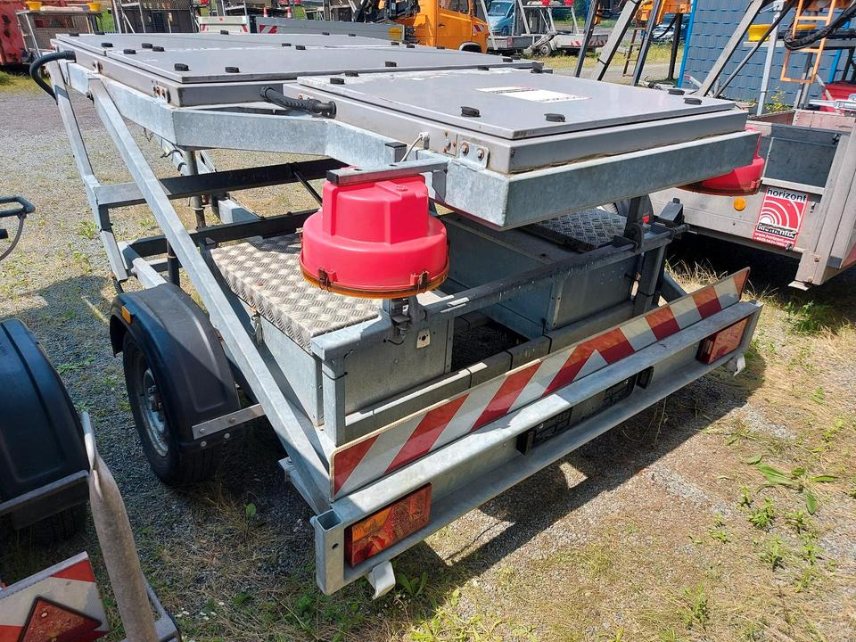 Trebbiner Horizont VWT E VLT Verkehrsleittafel Leittafel Sicherungsanhänger Verkehrsleitanhänger Verkehrssicherungsanhänger Absperrtafel Sperrwand Nissen Verkehrssicherung Vorwarner Vorwarntafel - Reboque: foto 4 Trebbiner Horizont VWT E VLT Verkehrsleittafel Leittafel Sicherungsanhänger Verkehrsleitanhänger Verkehrssicherungsanhänger Absperrtafel Sperrwand Nissen Verkehrssicherung Vorwarner Vorwarntafel - Reboque: foto 4