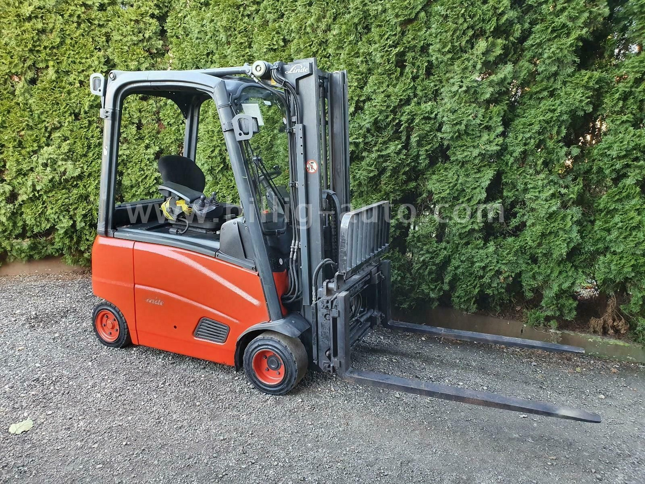 Linde E18 PH 4-Rad Seitenschieber*Zinkenverstellung* - Empilhador elétrico: foto 5 Linde E18 PH 4-Rad Seitenschieber*Zinkenverstellung* - Empilhador elétrico: foto 5