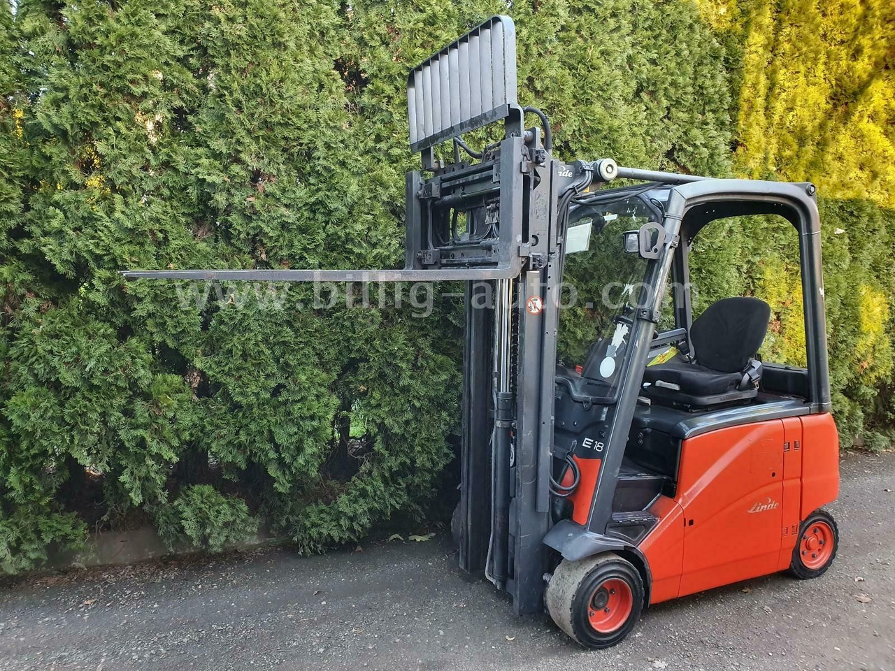 Linde E18 PH 4-Rad Seitenschieber*Zinkenverstellung* - Empilhador elétrico: foto 1 Linde E18 PH 4-Rad Seitenschieber*Zinkenverstellung* - Empilhador elétrico: foto 1