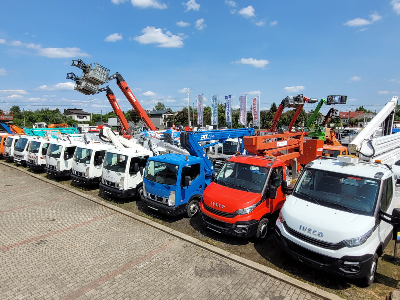 Nissan Cabstar NT400 podnośnik koszowy Palfinger P240 A Smart bucket truck boom lift - Caminhão com plataforma aérea: foto 2 Nissan Cabstar NT400 podnośnik koszowy Palfinger P240 A Smart bucket truck boom lift - Caminhão com plataforma aérea: foto 2