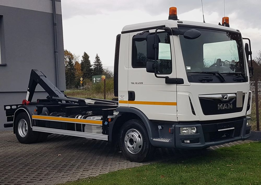 MAN TGL 12.220 HAKOWIEC 4x2 KLIMA HAKOWIEC DO KONTENERÓW - Camião polibenne: foto 5 MAN TGL 12.220 HAKOWIEC 4x2 KLIMA HAKOWIEC DO KONTENERÓW - Camião polibenne: foto 5
