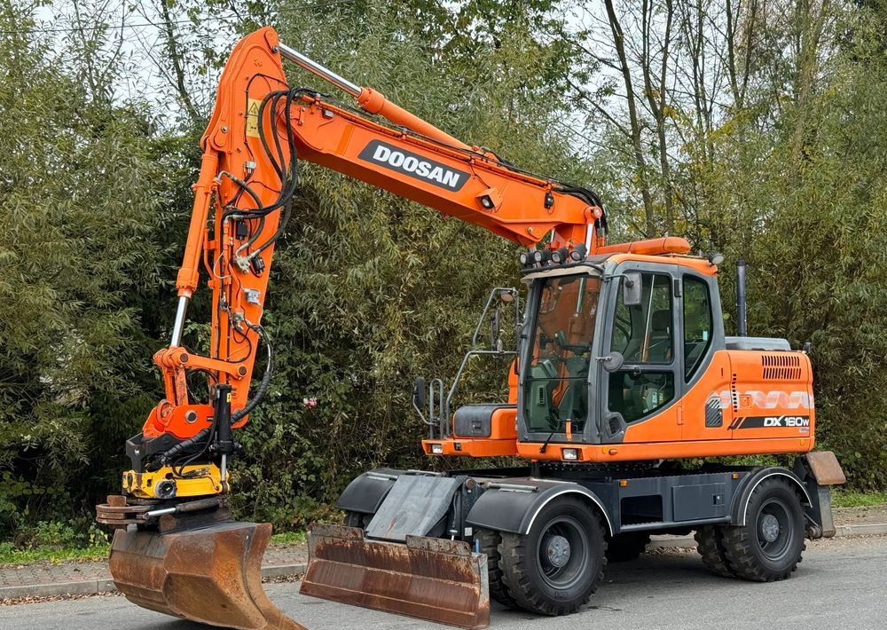 Doosan * DOOSAN DX160W *ROTOTILT* GPS 2D Leica * Sprowadzona * Stan Perfekcyjny * Koparka Kołowa * - Escavadeira de rodas: foto 1 Doosan * DOOSAN DX160W *ROTOTILT* GPS 2D Leica * Sprowadzona * Stan Perfekcyjny * Koparka Kołowa * - Escavadeira de rodas: foto 1