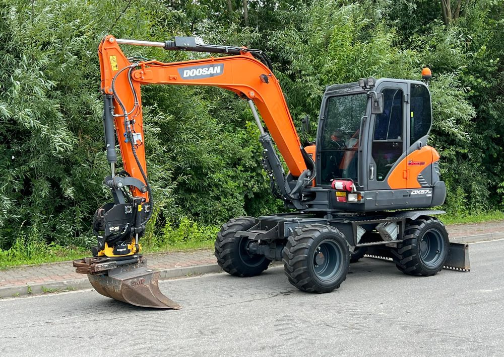 Doosan DOOSAN DX57W *ROTOTILT* 2200 Motogodzin JAK NOWA KOPARKA KOŁOWA STAN PERFEKCYJNY SPROWADZONA - Escavadeira de rodas: foto 1 Doosan DOOSAN DX57W *ROTOTILT* 2200 Motogodzin JAK NOWA KOPARKA KOŁOWA STAN PERFEKCYJNY SPROWADZONA - Escavadeira de rodas: foto 1