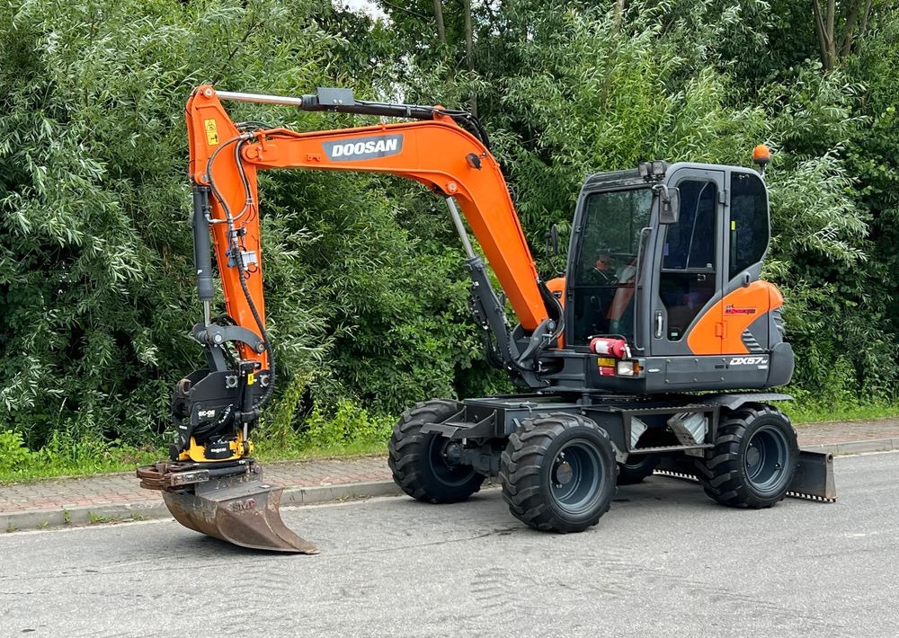Doosan DOOSAN DX57W *ROTOTILT* 2200 Motogodzin * Jak Nowa * Sprowadzona * Stan Perfekcyjny - Escavadeira de rodas: foto 1 Doosan DOOSAN DX57W *ROTOTILT* 2200 Motogodzin * Jak Nowa * Sprowadzona * Stan Perfekcyjny - Escavadeira de rodas: foto 1