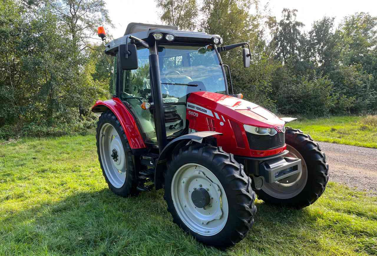 Massey Ferguson 5609 Dyna-4 Essential - Trator: foto 2 Massey Ferguson 5609 Dyna-4 Essential - Trator: foto 2