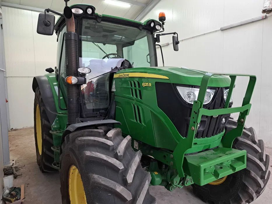 John Deere 6125R 2015 Rok - Trator: foto 2 John Deere 6125R 2015 Rok - Trator: foto 2