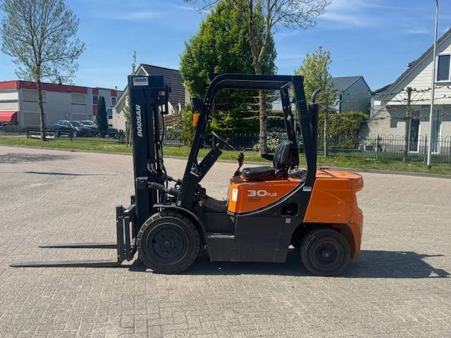 Doosan D30 Plus - Empilhador a diesel: foto 2 Doosan D30 Plus - Empilhador a diesel: foto 2