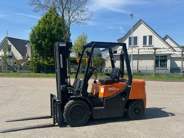 Doosan D30 Plus - Empilhador a diesel: foto 1 Doosan D30 Plus - Empilhador a diesel: foto 1