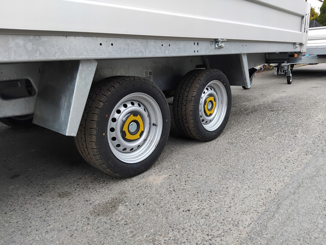 Platforma przyczepa 4x2 WARK dmc 2700 + burty / Platform trailer 4x2 WARK GVW 2700 + sides - Reboque plataforma/ Caixa aberta: foto 2 Platforma przyczepa 4x2 WARK dmc 2700 + burty / Platform trailer 4x2 WARK GVW 2700 + sides - Reboque plataforma/ Caixa aberta: foto 2