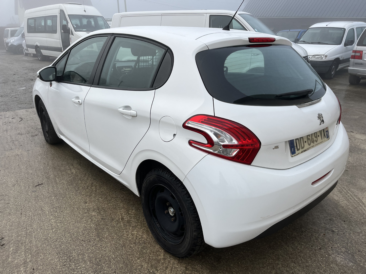 Peugeot 208 1L6 hdi 100cv 2 places motricité renforcée FAM - Furgão compacto: foto 3 Peugeot 208 1L6 hdi 100cv 2 places motricité renforcée FAM - Furgão compacto: foto 3