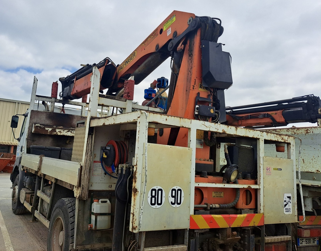 RENAULT Kerax 370dci 4x4 plateau grue Palfinger pk29002 - Camião de caixa aberta/ Plataforma, Camião grua: foto 3 RENAULT Kerax 370dci 4x4 plateau grue Palfinger pk29002 - Camião de caixa aberta/ Plataforma, Camião grua: foto 3