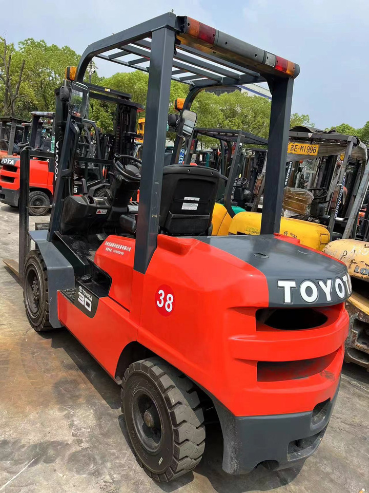 Toyota FDZN30 - Empilhador a diesel: foto 1 Toyota FDZN30 - Empilhador a diesel: foto 1