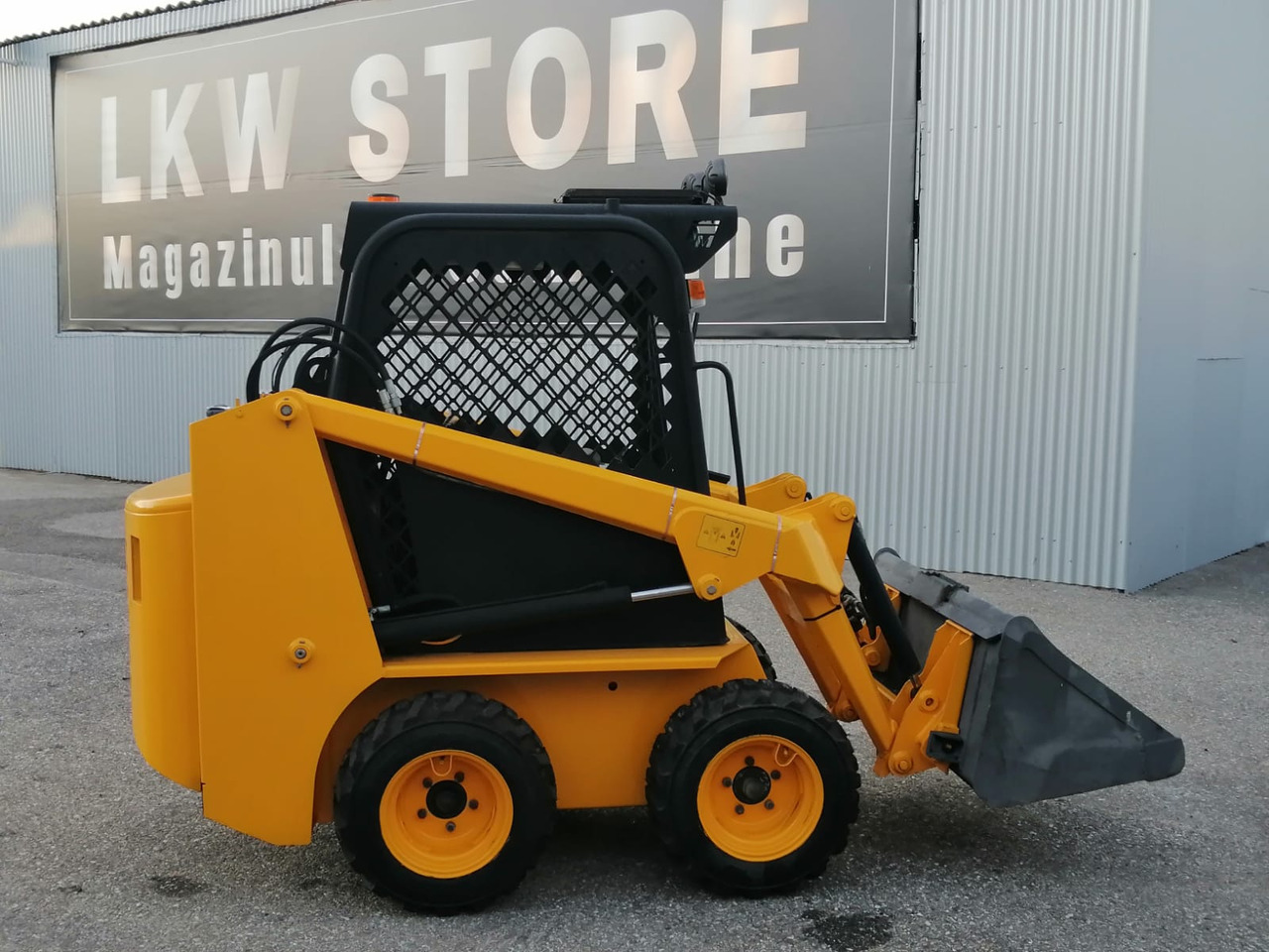 Bobcat Front Loader Ram Italia FM 120 – Hammer Installation - Mini pá carregadora: foto 2 Bobcat Front Loader Ram Italia FM 120 – Hammer Installation - Mini pá carregadora: foto 2